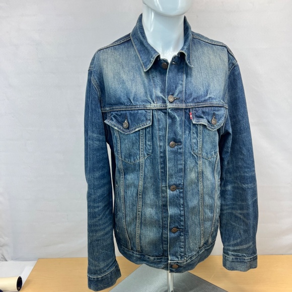 Excellent Condition LEVI'S Button Up denim Trucker Jacket Size: XL